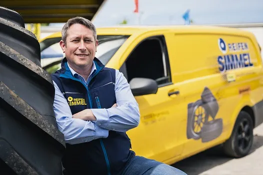 Claus Simmel, Vulkaniseurmeister und Geschäftsführer der Reifen Simmel GmbH